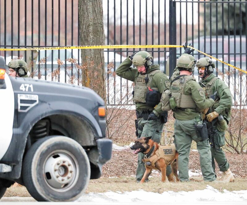 Oficiales, cerca de donde ocurrió el tiroteo en Milwaukee. MORRY GASH. AP