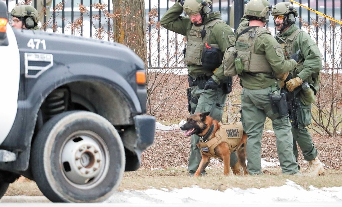 Oficiales, cerca de donde ocurrió el tiroteo en Milwaukee. MORRY GASH. AP