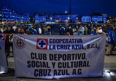 Cooperativistas de la Cruz Azul se manifiestan en inmediaciones de Palacio Nacional