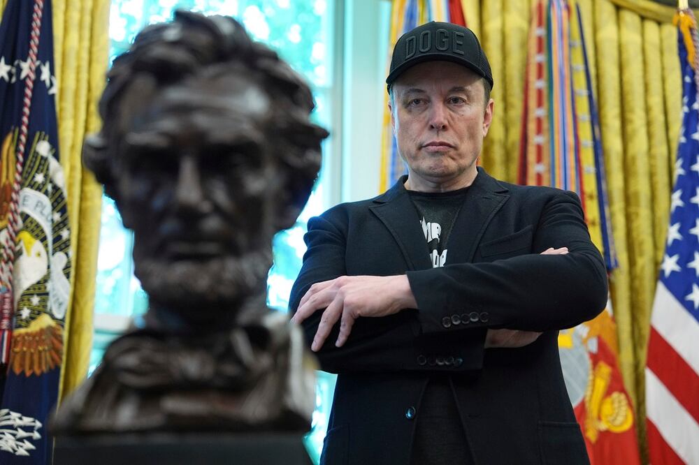 Elon Musk escucha al presidente Donald Trump durante una conferencia de prensa en la Oficina Oval de la Casa Blanca, en Washington. Foto: AP