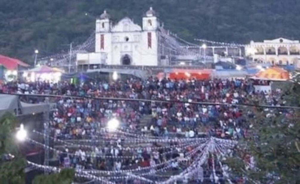 Pese a pandemia, celebra comunidad mixe fiesta religiosa multitudinaria