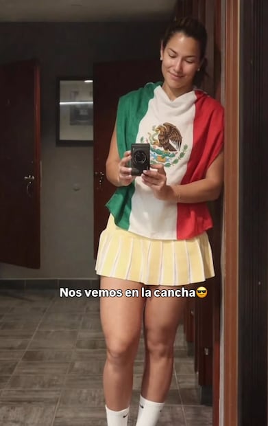 Alejandra Jaramillo pensando que "saló" a la Selección Mexicana al ponerse su playera previo al partido contra Ecuador, selección que perdió 2-0 ante México.