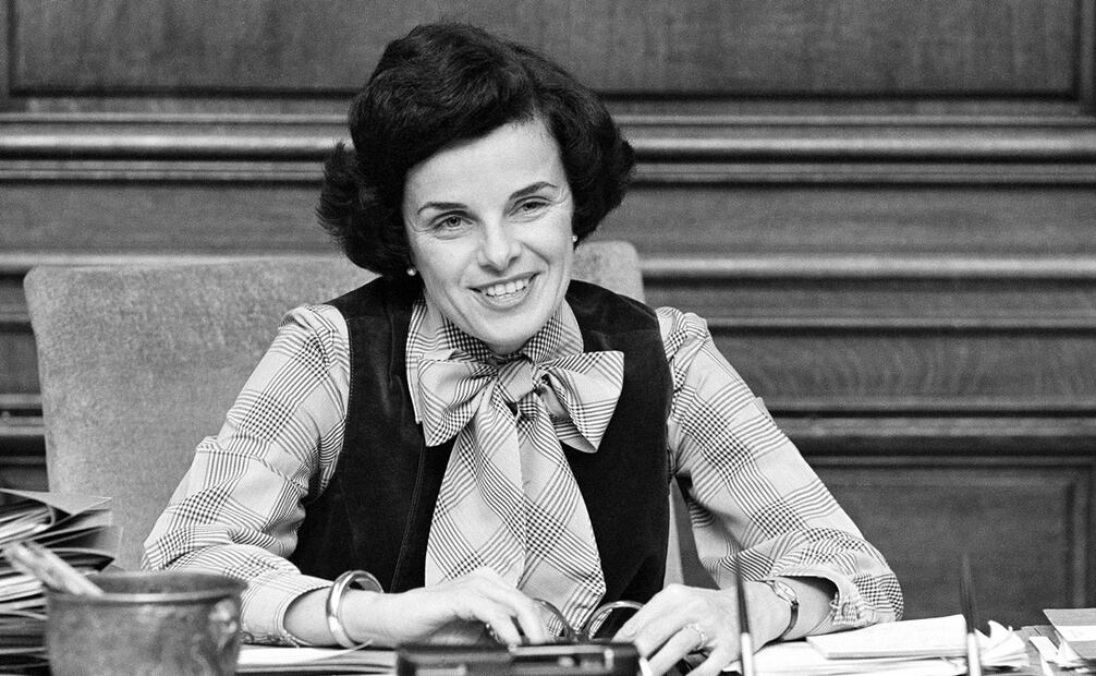 Dianne Feinstein, elegida para finalizar el mandato del difunto alcalde de San Francisco, George R. Moscone, se dirige a la Junta de Supervisores tras su elección en San Francisco el lunes 5 de diciembre de 1978. Foto: AP