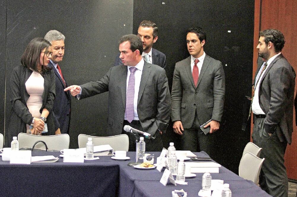 Los senadores príistas David Penchyna y José Francisco Yunes, entre otros, ayer en la sesión de la Comisión de Hacienda (CARLOS MEJÍA. EL UNIVERSAL)