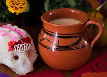 El pulque se pinta de naranja con cempasúchil