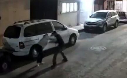 VIDEO Detienen a sujeto por atacar a mujer en Irapuato, Guanajuato; graban asalto en la carretera