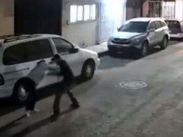 VIDEO Detienen a sujeto por atacar a mujer en Irapuato, Guanajuato; graban asalto en la carretera