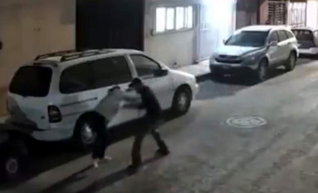 Imágenes muestran a un sujeto que agrede a mujer en calles de Irapuato, Guanajuato (21/03/2025). Foto: Especial