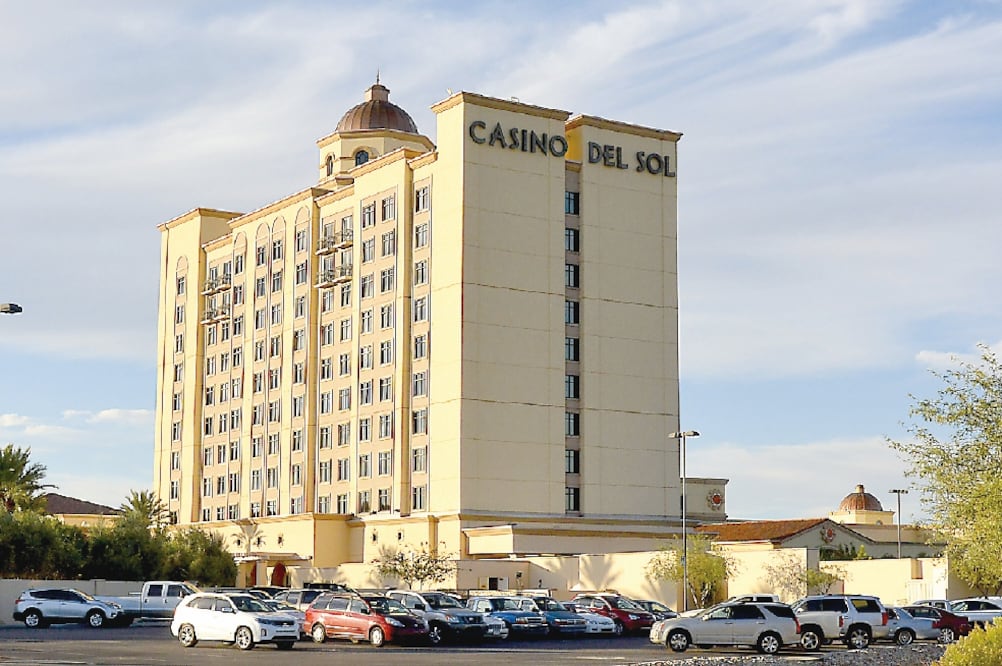 Los yaquis de Arizona tomaron ejemplo de otras etnias, y en 1994 crearon el primer Casino del Sol, un proyecto que los llevó al auto empleo y a la prosperidad. Años después vendría un nuevo casino, un resort de lujo (Amalia Escobar)