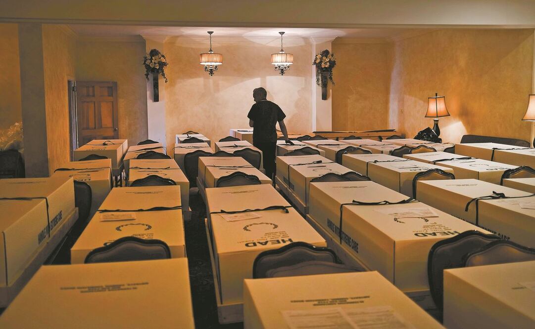 Las funerarias en Nueva York, Estados Unidos, están rebasadas y los cuerpos son colocados en cajas de cartón, si tienen suerte; otros son cremados. Foto: SPENCER PLATT. AFP