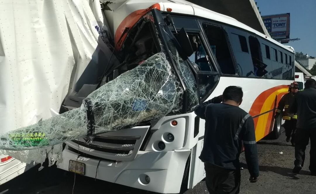 El accidente entre un tráiler y un autobús de la línea México-Zumpango, paralizó la circulación de la autopista México- Querétaro (Foto: Especial / EL UNIVERSAL)