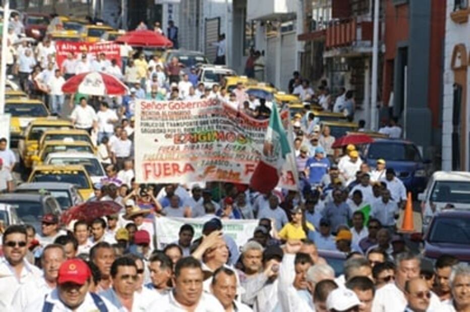 Taxistas bloquean accesos a Villahermosa; exigen retiro de Uber
