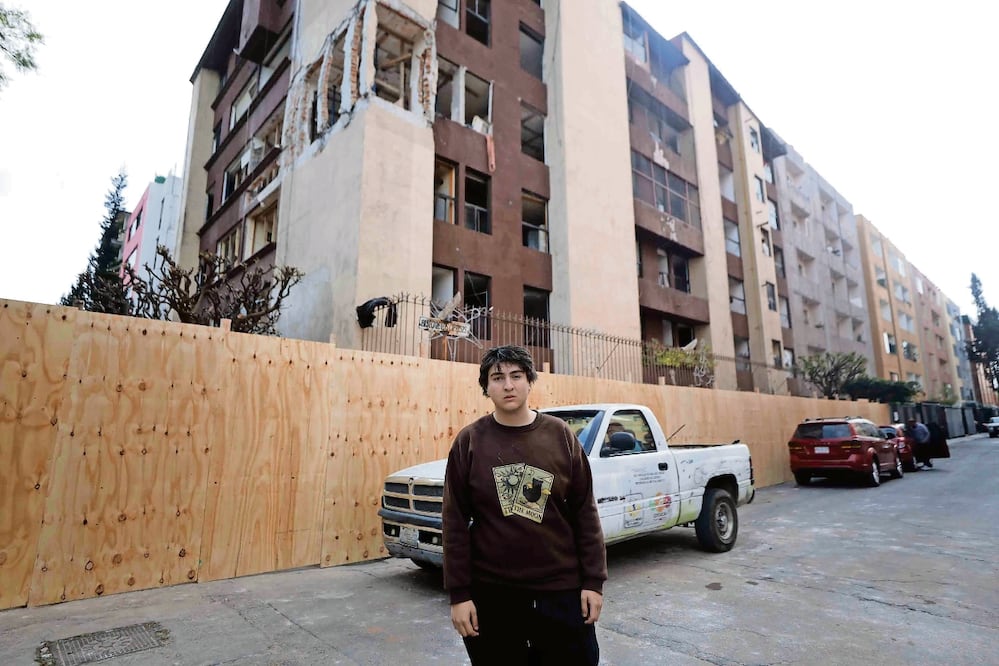 Bernardo Sánchez tuvo que regresar a vivir con su mamá, pues su departamento resultó dañado. Foto: de DIEGO SIMÓN SÁNCHEZ. EL UNIVERSAL