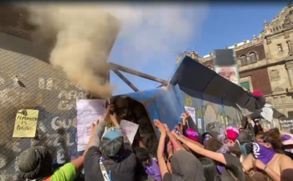 "¡El que no brinque es macho!": Zócalo se tiñe de morado por marcha del 8M