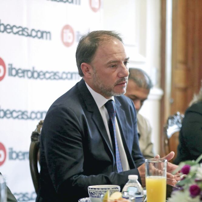 Enrique Cortés de Abajo, comisionado de Educación de España para México, durante la presentación oficial del portal iberobecas.com. Foto: ALEJANDRA LEYVA. EL UNIVERSAL