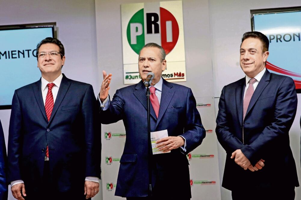 Manlio Fabio Beltrones (centro), presidente nacional de PRI, acompañado por los gobernadores electos de Tlaxcala, Marco Antonio Mena (izq.) y de Hidalgo, Omar Fayad, en conferencia de prensa sobre los resultados de la elección (CÁMARA DE DIPUTADOS)