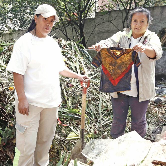Agustina y Alma vienen de familias que por varias generaciones se han dedicado a limpiar los panteones, aunque confiesan que de niñas les daba pena decir a qué se dedicaban sus madres; “decíamos que era secretaria”, afirma Alma. Foto: AGUSTÍN SALINAS.