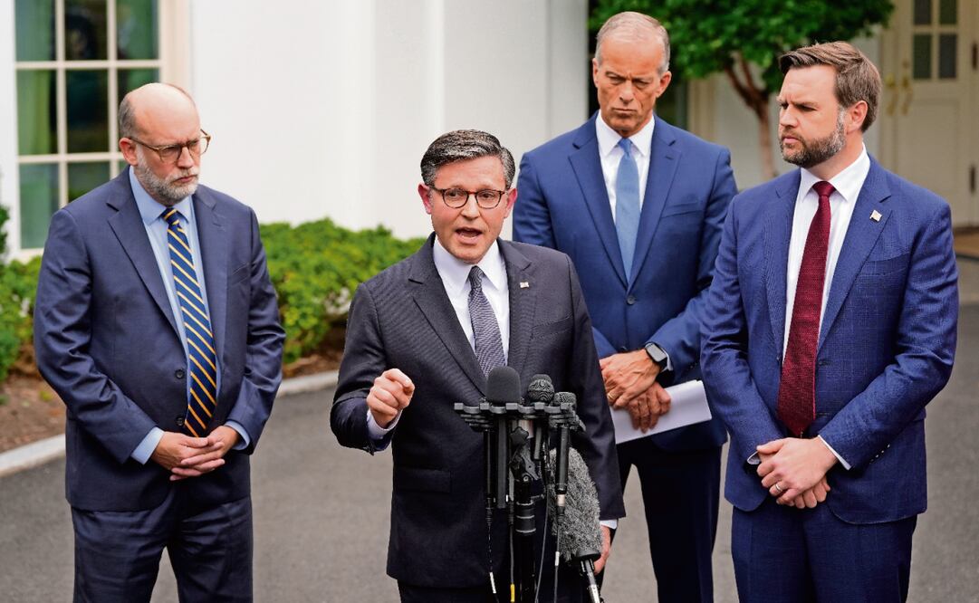 El presidente de la Cámara de Representantes, Mike Johnson (centro), frente al ala oeste de la Casa Blanca, en Washington, mientras el vicepresidente JD Vance escucha (derecha). Foto: Alex Brandon / AP