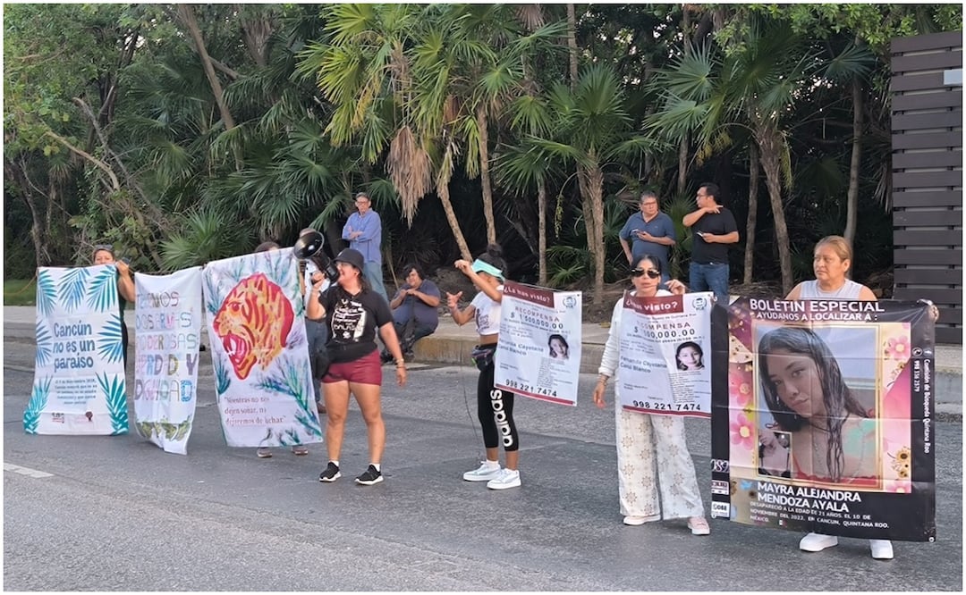 Madres buscadoras y víctimas del 9N bloquean entrada a zona hotelera de Cancún, Quintana Roo (8/11/2024). Foto: Adriana Varillas / EL UNIVERSAL