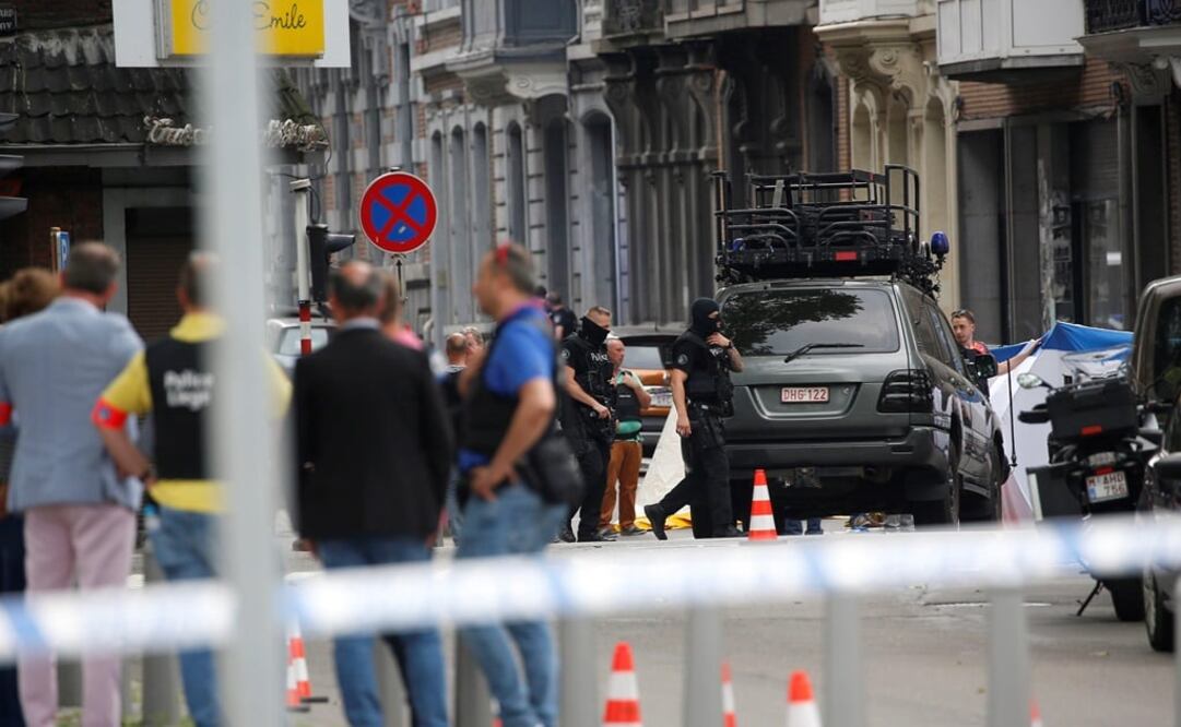 Agentes de policía belga investigan el lugar de un tiroteo en Lieja, Bélgica. (FOTO: EFE)