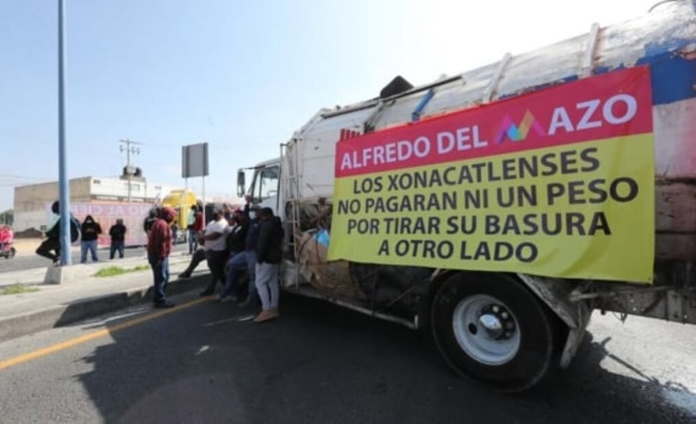 Bloquean carretera Naucalpan-Toluca por clausura de tiradero de San Miguel Mimiapan