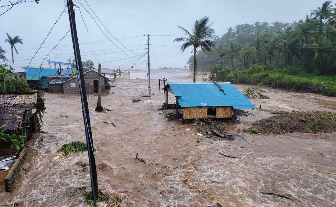 Esta fotografía, distribuida el 9 de noviembre de 2025 por la Oficina Municipal de Gestión y Reducción del Riesgo de Desastres de Pandan (PANDAN-MDRRMO), muestra viviendas en medio de las crecidas provocadas por el paso del supertifón Fung-wong por la costa de Pandan, provincia de Catanduanes. Foto: AFP