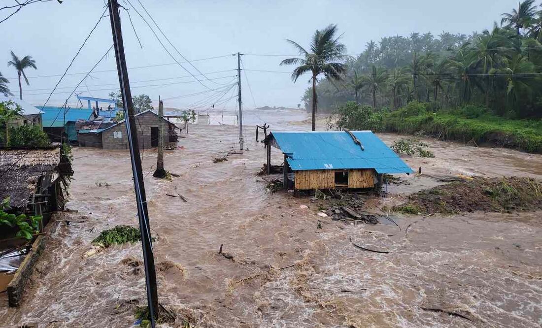 Esta fotografía, distribuida el 9 de noviembre de 2025 por la Oficina Municipal de Gestión y Reducción del Riesgo de Desastres de Pandan (PANDAN-MDRRMO), muestra viviendas en medio de las crecidas provocadas por el paso del supertifón Fung-wong por la costa de Pandan, provincia de Catanduanes. Foto: AFP