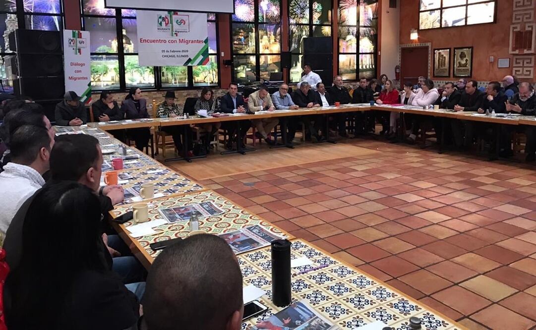 Líder nacional del PRI, Alejandro Moreno, en un encuentro con migrantes en Chicago / Tomada de Twitter @alitomorenoc 