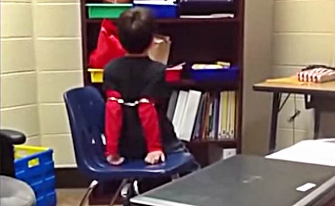  "Puedes hacer lo que te hemos pedido o puede sufrir las consecuencias", amenaza el policía al chico (Foto: Especial)