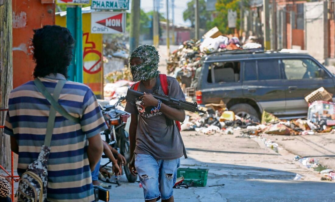 Haití ha vivido semanas de caos desde que bandas armadas lanzaron un pulso contra el controvertido primer ministro Ariel Henry, con ataques contra el aeropuerto, comisarías, prisiones y otros edificios públicos.