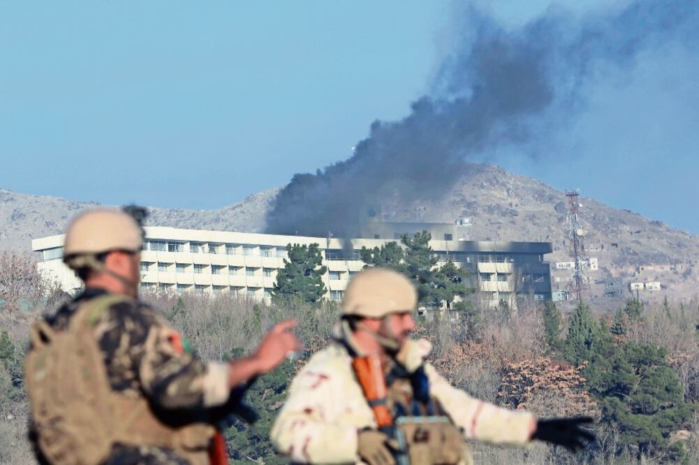 En alerta. Soldados se mantenían ayer en alerta máxima tras el ataque al hotel Intercontinental en Kabul, que concluyó con 18 muertos. (RAHMAT GUL. AP)