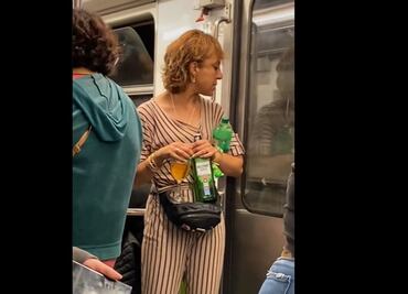 Video. Iba tomando en el Metro y no era el chofer; mujer y su copa de Whisky se hacen virales