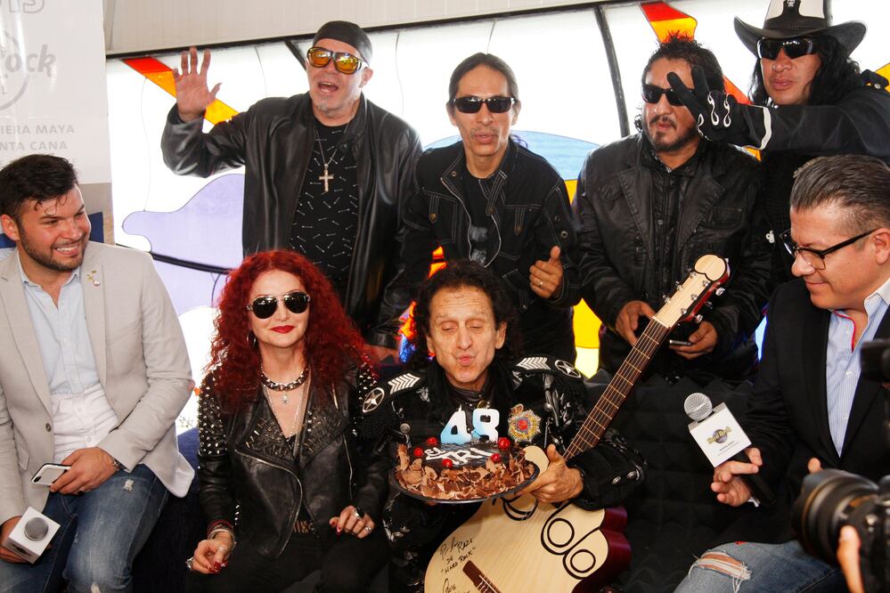Alex Lora regala una guitarra conmemorativa a la cadena de hoteles Hard Rock. Foto: Irvin Olivares / EL UNIVERSAL