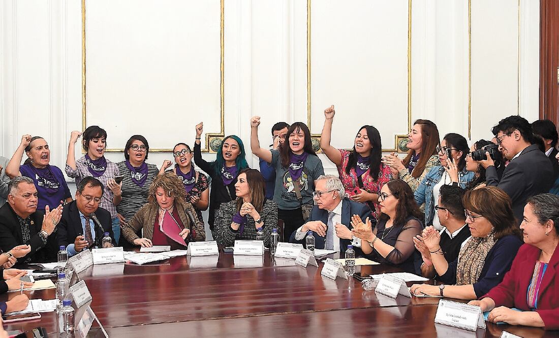 Integrantes del Frente Nacional para la Sororidad, que estuvieron presentes en la sesión, celebraron la decisión de los diputados y aseguraron que las acciones aprobadas en la ley son para que las mujeres estén libres de violencia. ESPECIAL