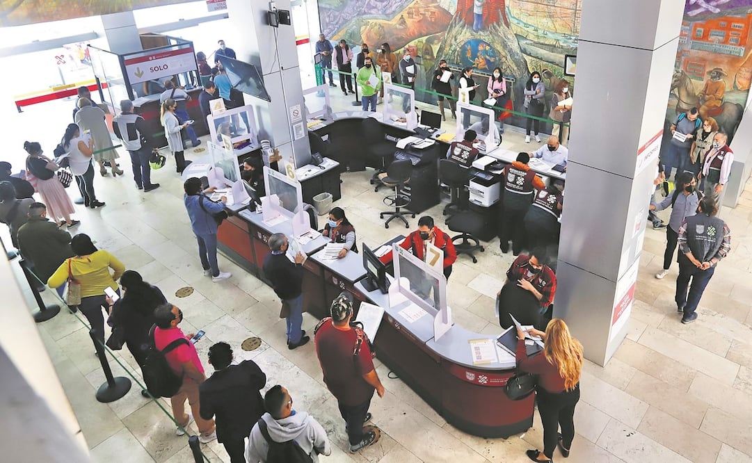Este diario realizó dos recorrido al Registro Público, uno a finales de noviembre y el reciente (en la imagen), donde se pudo observar que hay más de 13 ventanillas para atender a las miles de personas. Foto: Berenice Fregoso / EL UNIVERSAL