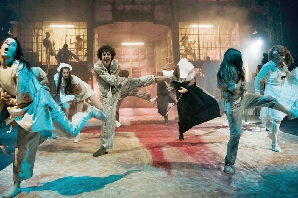 Cuartos oscuros y habitaciones acolchadas son los escenarios de este montaje (CORTESÍA)