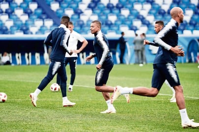 Mbappé, a tirar muro charrúa 