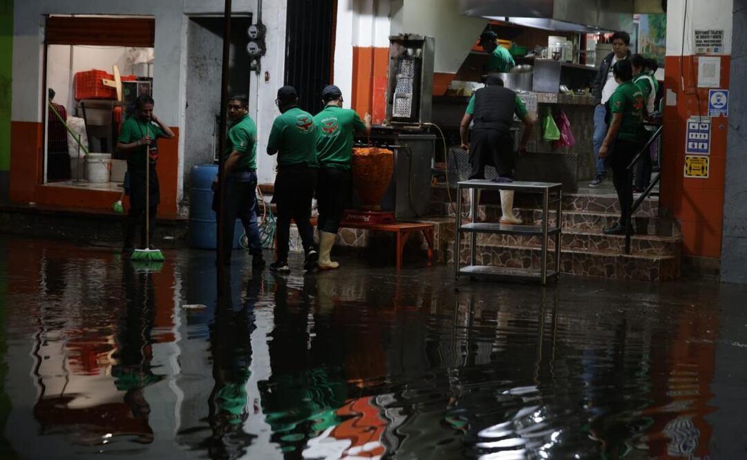 Calzada de Tlalpan se encuentra con severo encharcamiento luego de las intensas lluvias de esta noche. Elementos del Heroico cuerpo de bomberos trabajan desde la calle Galeana hasta Jojutla donde el agua se anegó. Foto: Francisco Rodríguez / EL UNIVERSAL
