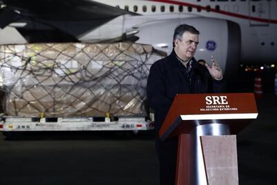 Tras recibir carga de insumos, Ebrard aclara que salió negativo de Covid