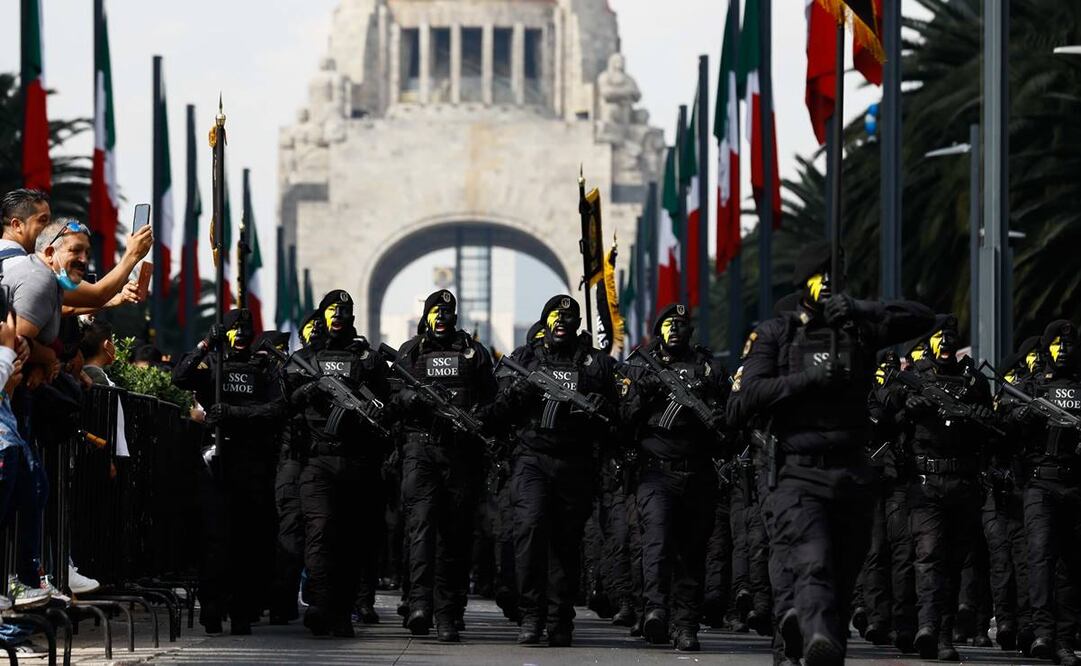 A partir de ahora, el Desfile de la Policía de Proximidad y el Heroico Cuerpo de Bomberos se realizará cada año para reconocer el trabajo de los elementos de seguridad capitalina. Foto: Diego Simón/ EL UNIVERSAL.