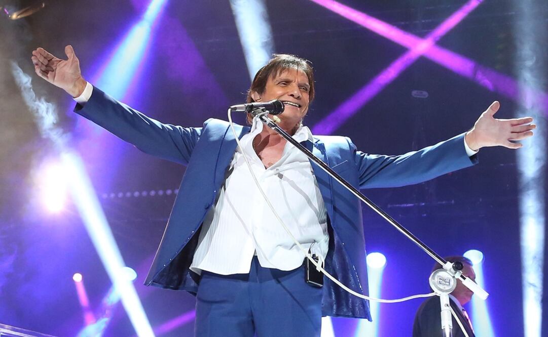 Se despidió recordando a compositores como Carlos Gardel con "El día que me quieras" y Roberto Livi en "Si el amor se va". Foto: Ariel Ojeda/ EL UNIVERSAL