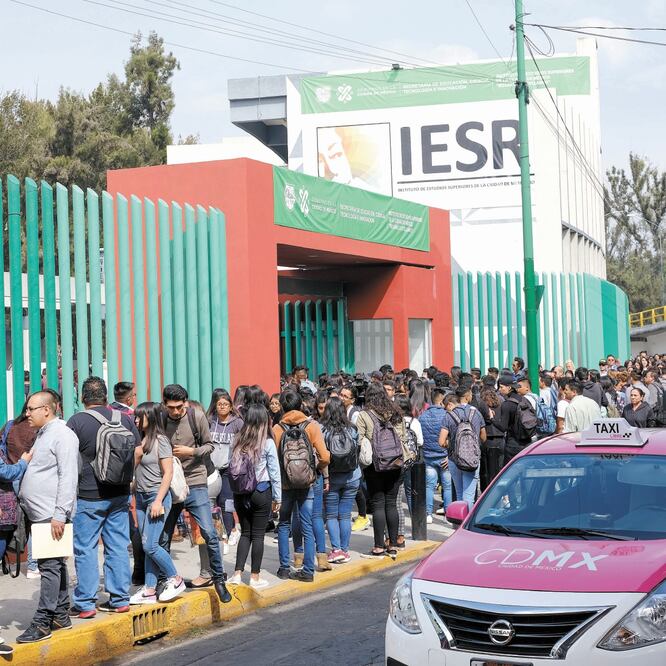 Estudiantes del Centro de Estudios Superiores de la GAM acusaron que pese a que llevaban tres semanas en clases no fueron notificados sobre la ceremonia de inauguración de la primera generación del Rosario Castellanos. GRACIELA LÓPEZ. CUARTOSCURO