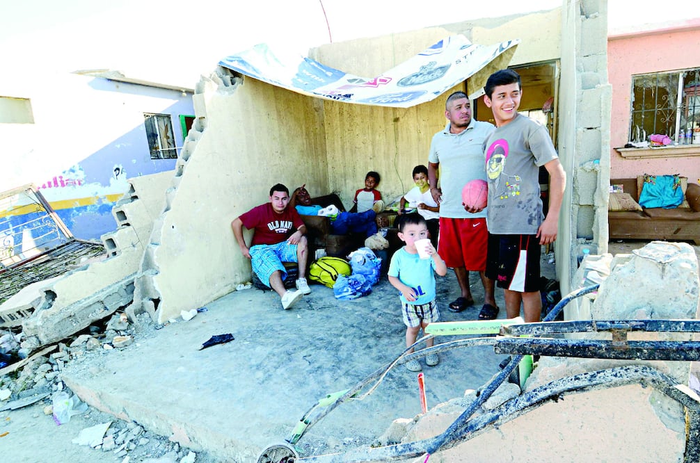 Luego de los seis segundos que duró el tornado, habitantes se muestran consternados ante la pérdida de familiares y sus bienes. Algunos pobladores relatan que el meteoro levantó hasta un camión de más de cuatro toneladas de peso (OMAR SAUCEDO/VANGUARDIA)