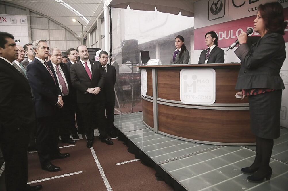 El jefe de gobierno, Miguel Ángel Mancera, encabezó el cierre de cursos de nuevos operadores del sistema de justicia penal, en un acto realizado en el Instituto de Formación Profesional de la Procuraduría capitalina (ALEJANDRA LEYVA. EL UNIVERSAL)