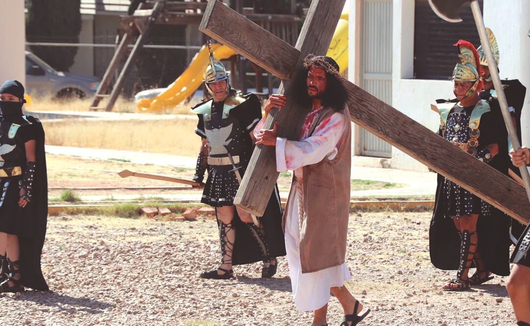 Al advertir que este año seguiría la contingencia sanitaria, el grupo teatral que escenifica la Pasión de Cristo cada año propuso crear una miniserie para no dejar morir esta tradición religiosa. Fotos: Cortesía Eduardo Neri