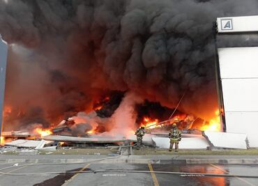 Incendio en parque industrial Las Américas de Apodaca, Nuevo León; bomberos laboran para sofocar las llamas
