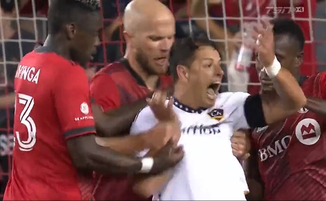 Javier Hernández en conflicto con jugadores del Toronto FC - FOTO: Especial