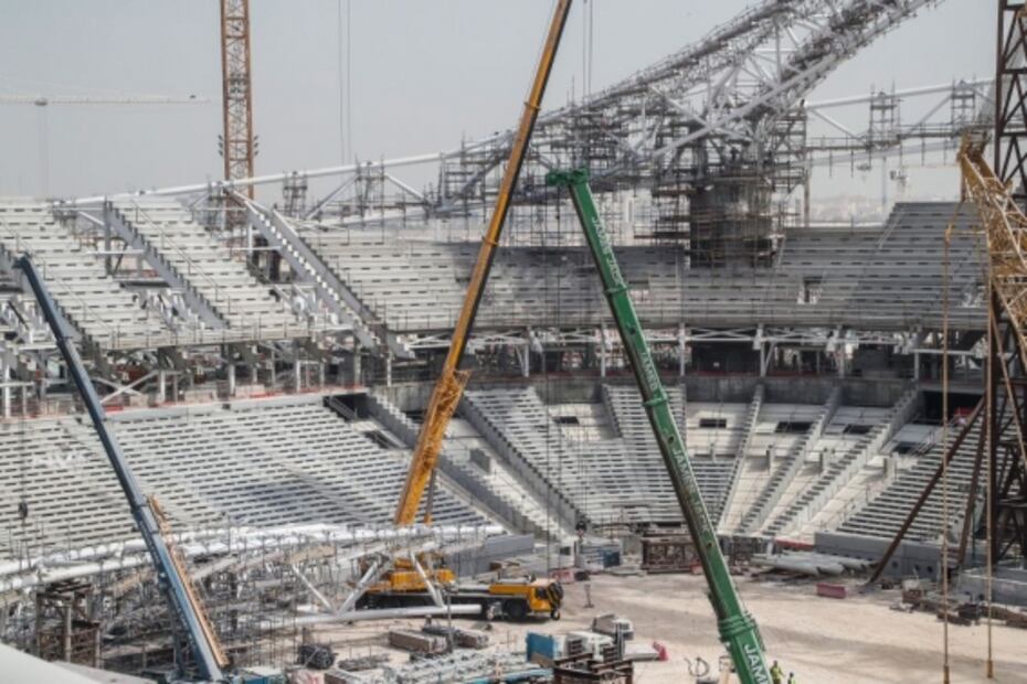Qatar 2022: el infierno de los trabajadores que construyen estadios como esclavos