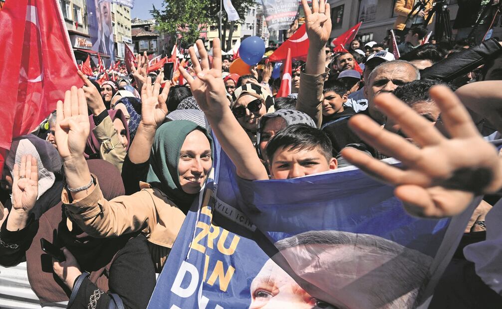 Simpatizantes del presidente turco Recep Tayyip Erdogan asisten a un mitin de campaña en Estambul, Foto: Ozan Kose / AFP