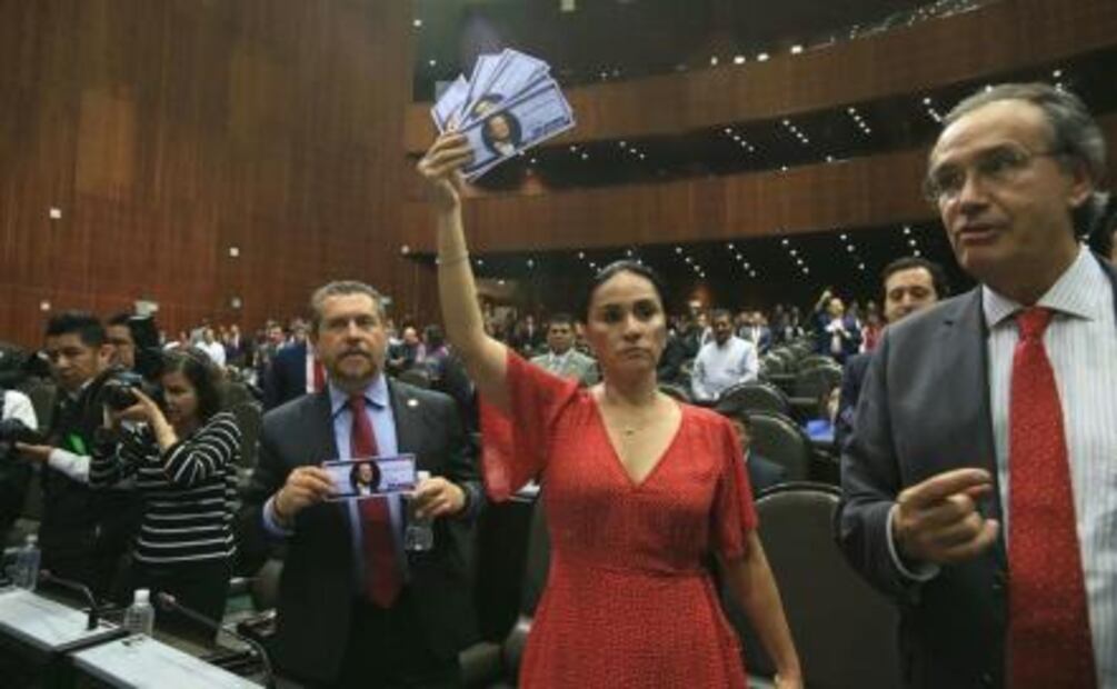  ​​PRI exhibe en San Lázaro muñeco de Anaya con traje de presidiario